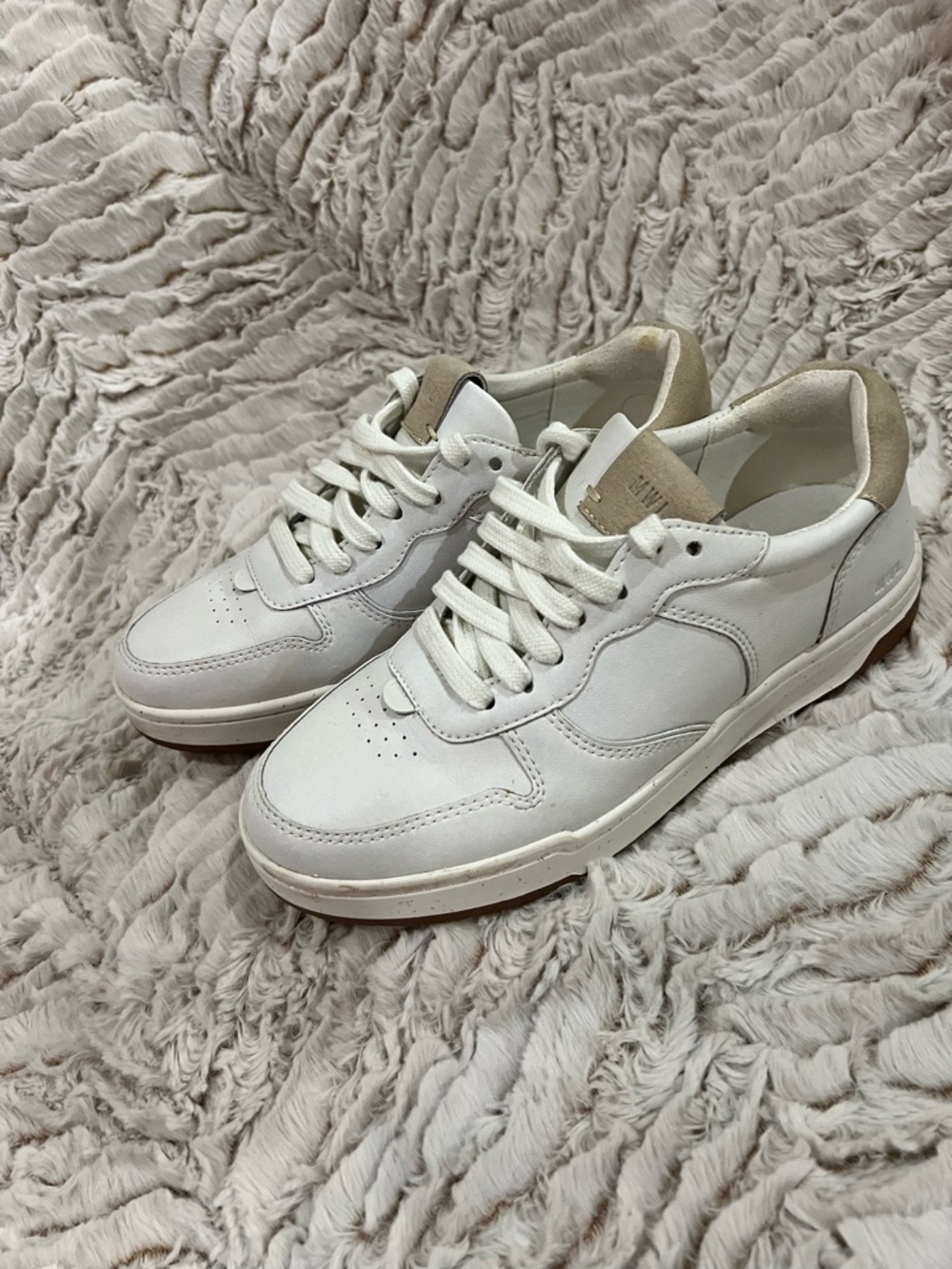 Classic White Leather Low-Top Sneakers with Beige Heel Accent